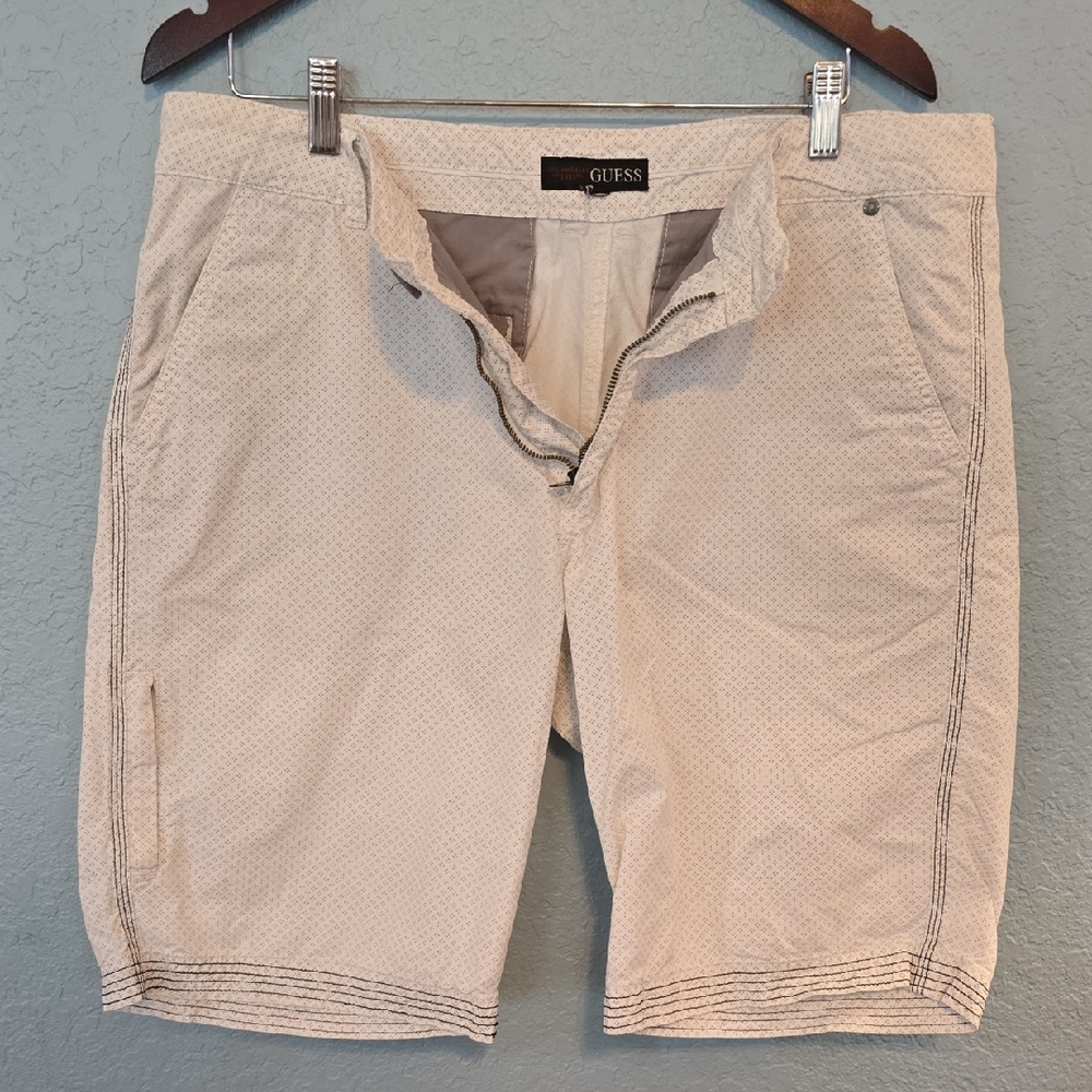 GUESS Men's White/Grey Flat Front Shorts